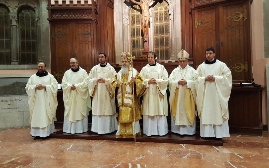 L’Esarca di Atene ordina tre nuovi sacerdoti e due diaconi della comunità di Montserrat